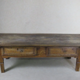 Table basse rustique à deux tirroirs en ceinture