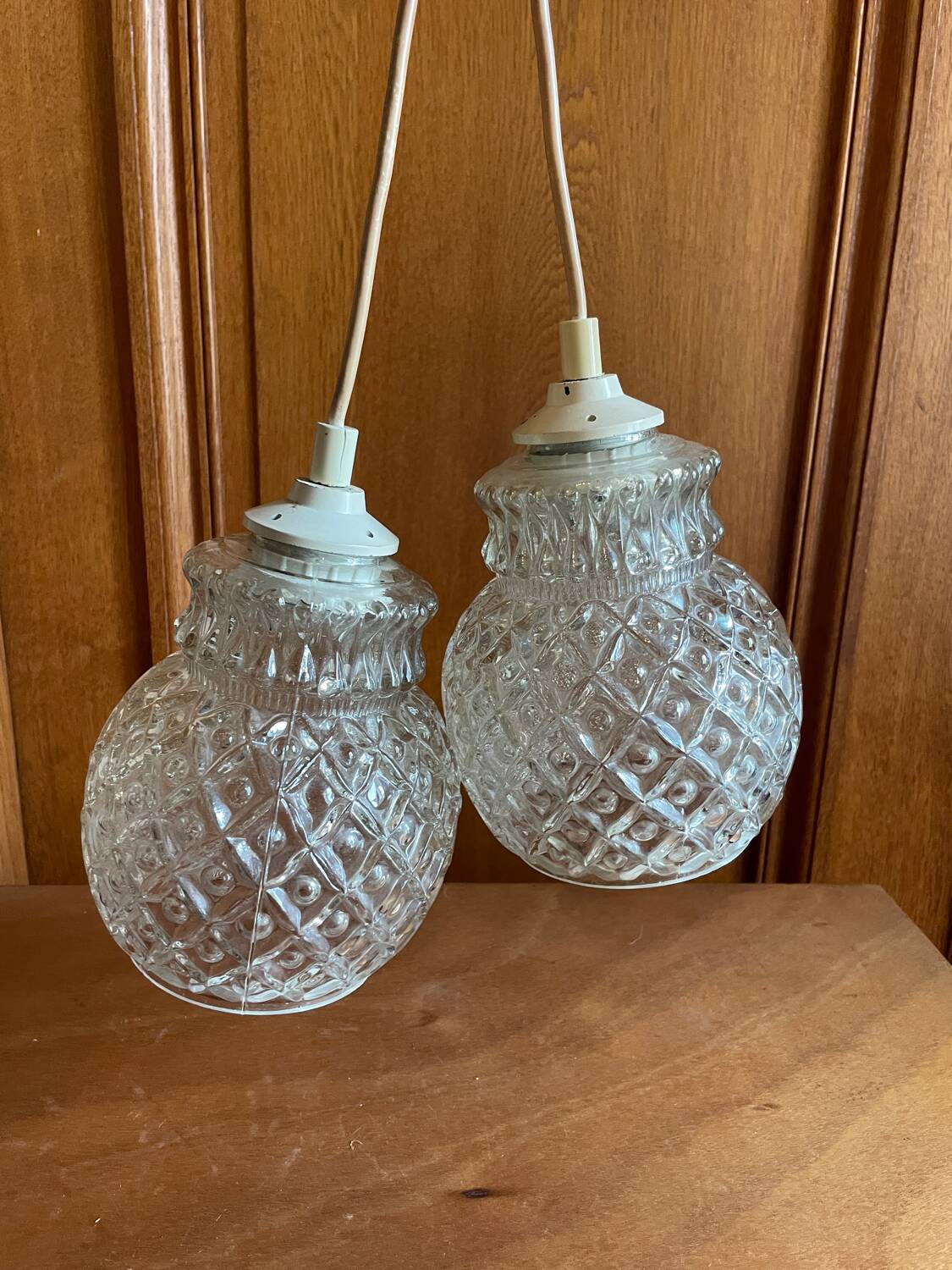 2 baladeuses suspensions en verre moulé vintage