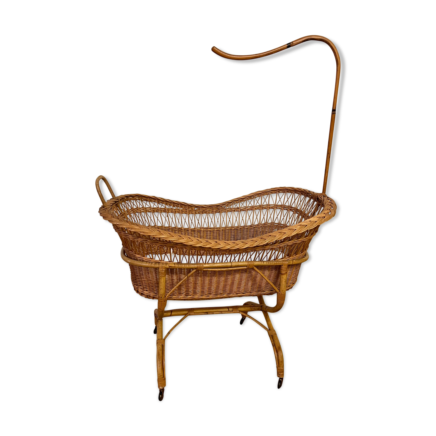 Rattan cradle on wheels