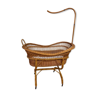Rattan cradle on wheels
