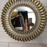 Round mirror in gilded metal