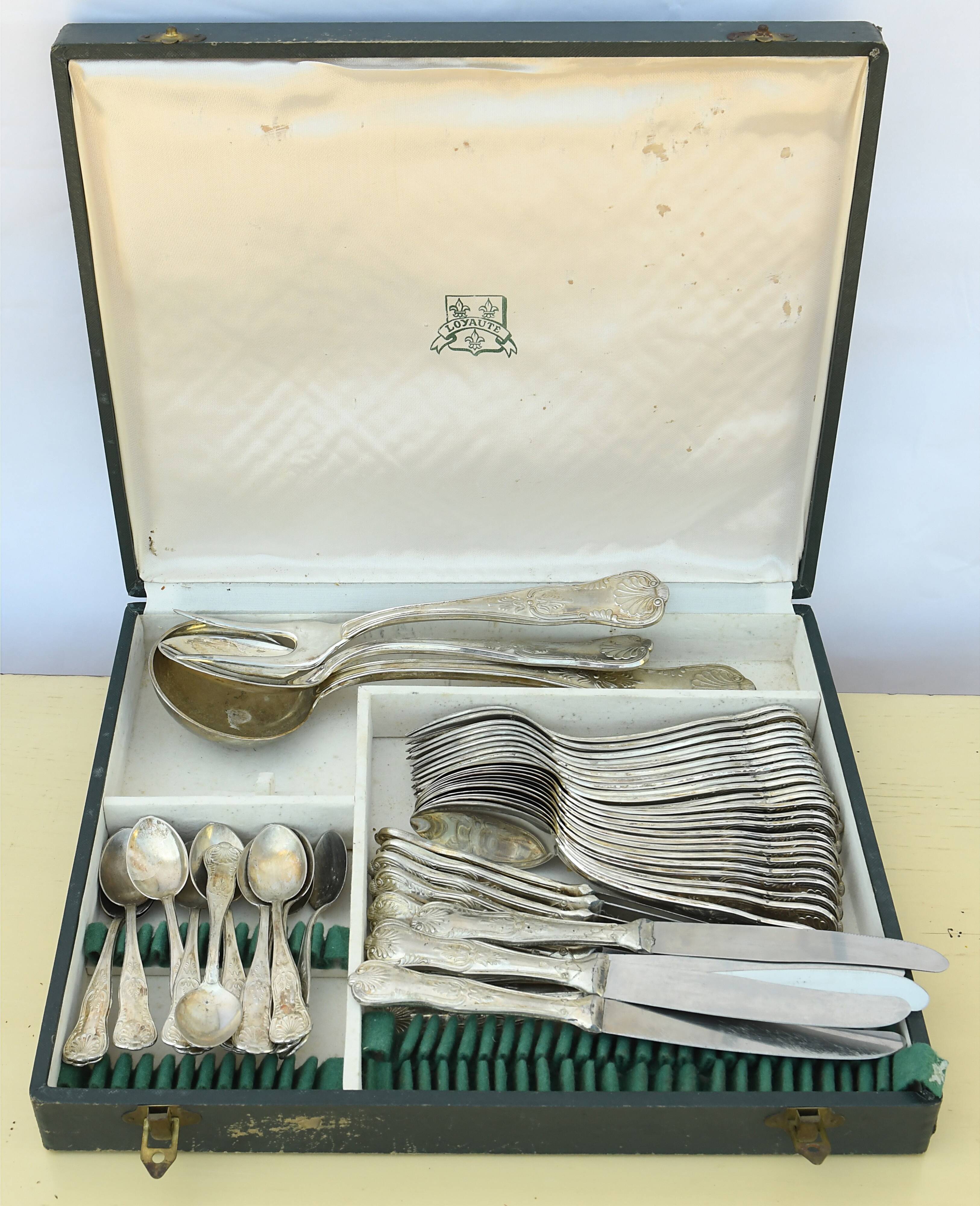 Silver metal cutlery set
