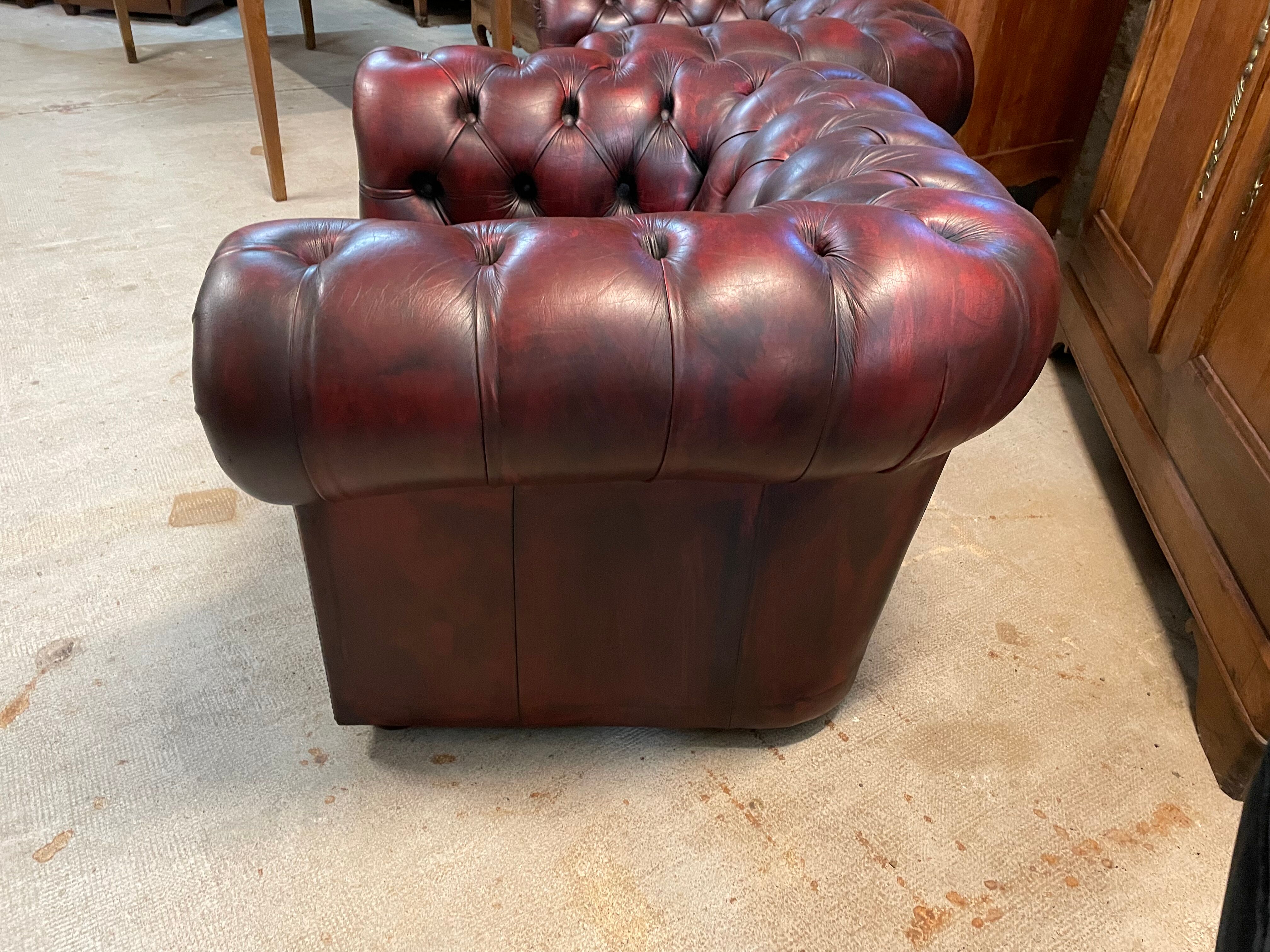 Paire de fauteuils chesterfield cuir