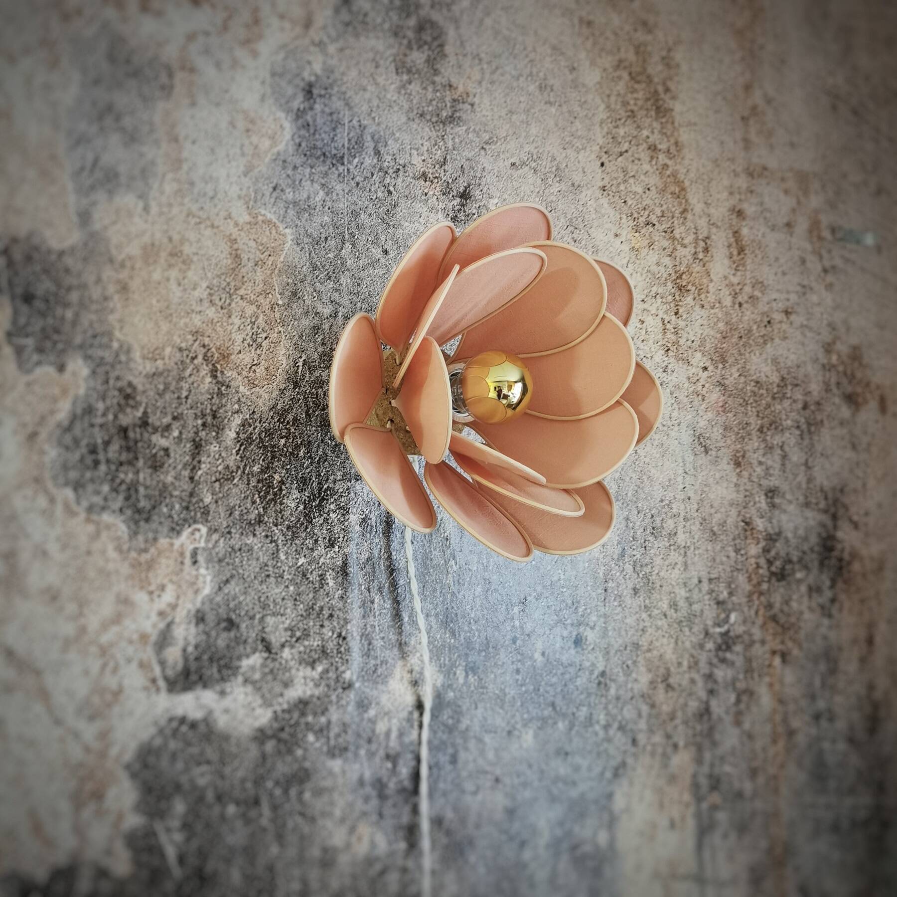 Wall lamp flower with petal design in rattan and linen