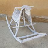 Cheval à bascule en rotin blanc vintage