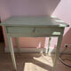 Petite table en bois d’appoint vintage 50 vert sauge