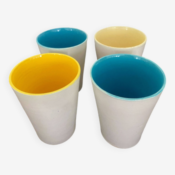 Gobelets, verres vintages en céramique blanche Aegitna Vallauris intérieur emaillé bleu ou jaune