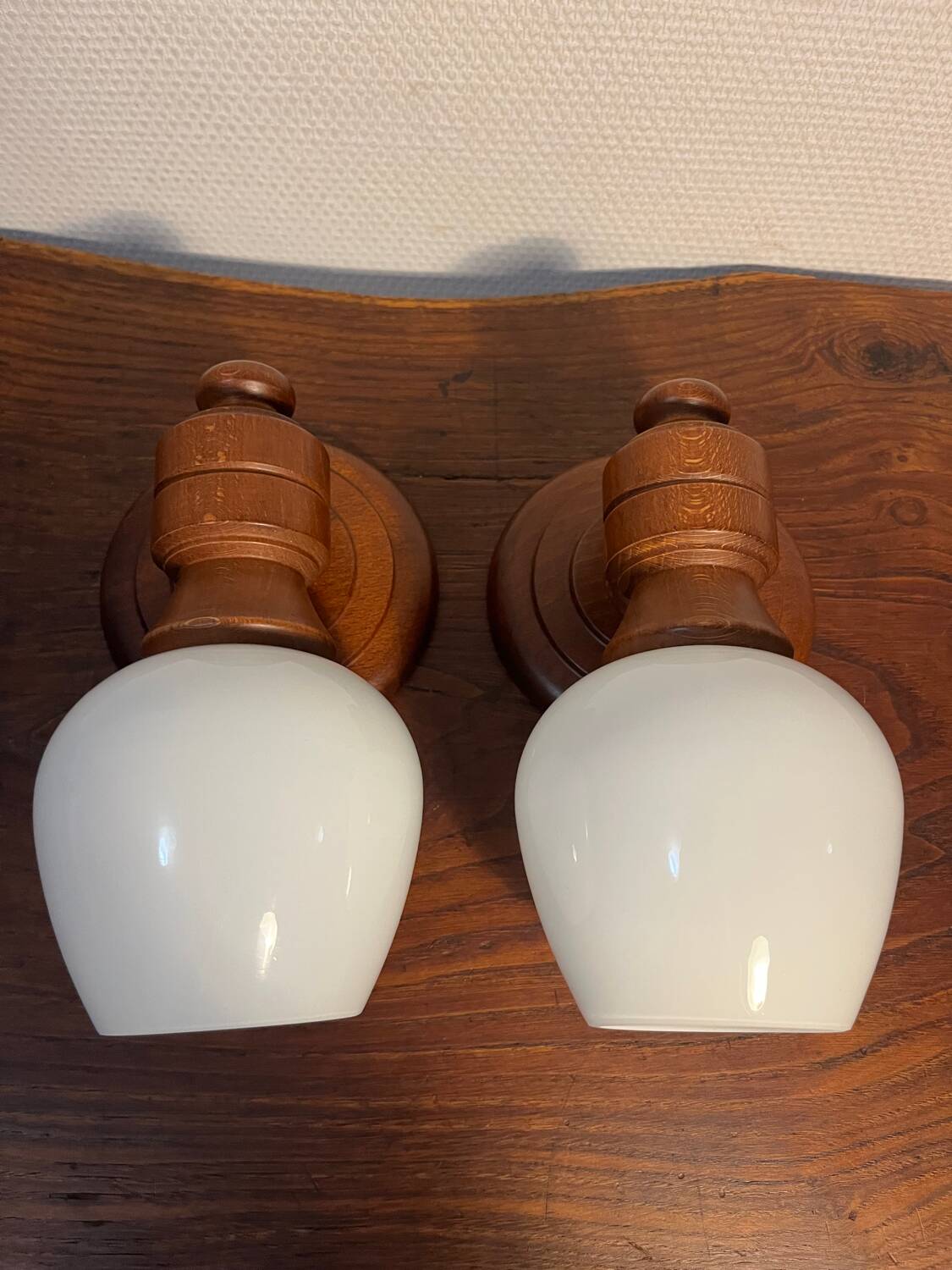 Applique murale en bois et verre opalin année 80