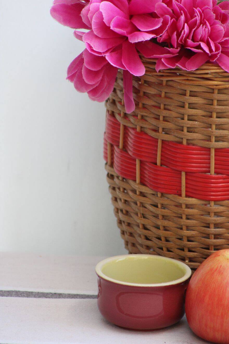 Wicker basket and scoubidou