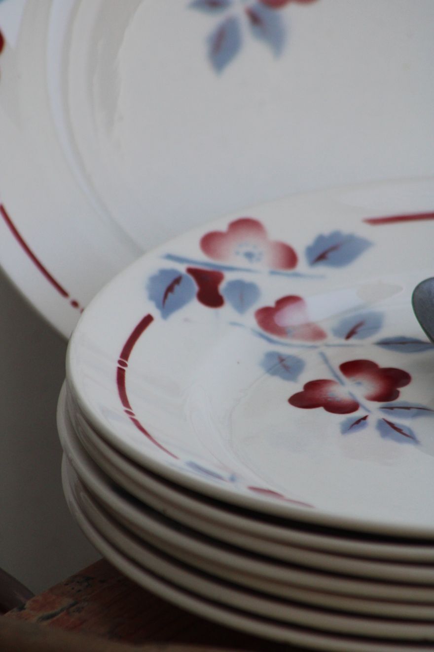 Set of 8 flat ceramic plates