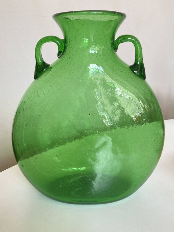 Vase néo-classique, travail italien en verre bullé soufflé vert, 1960