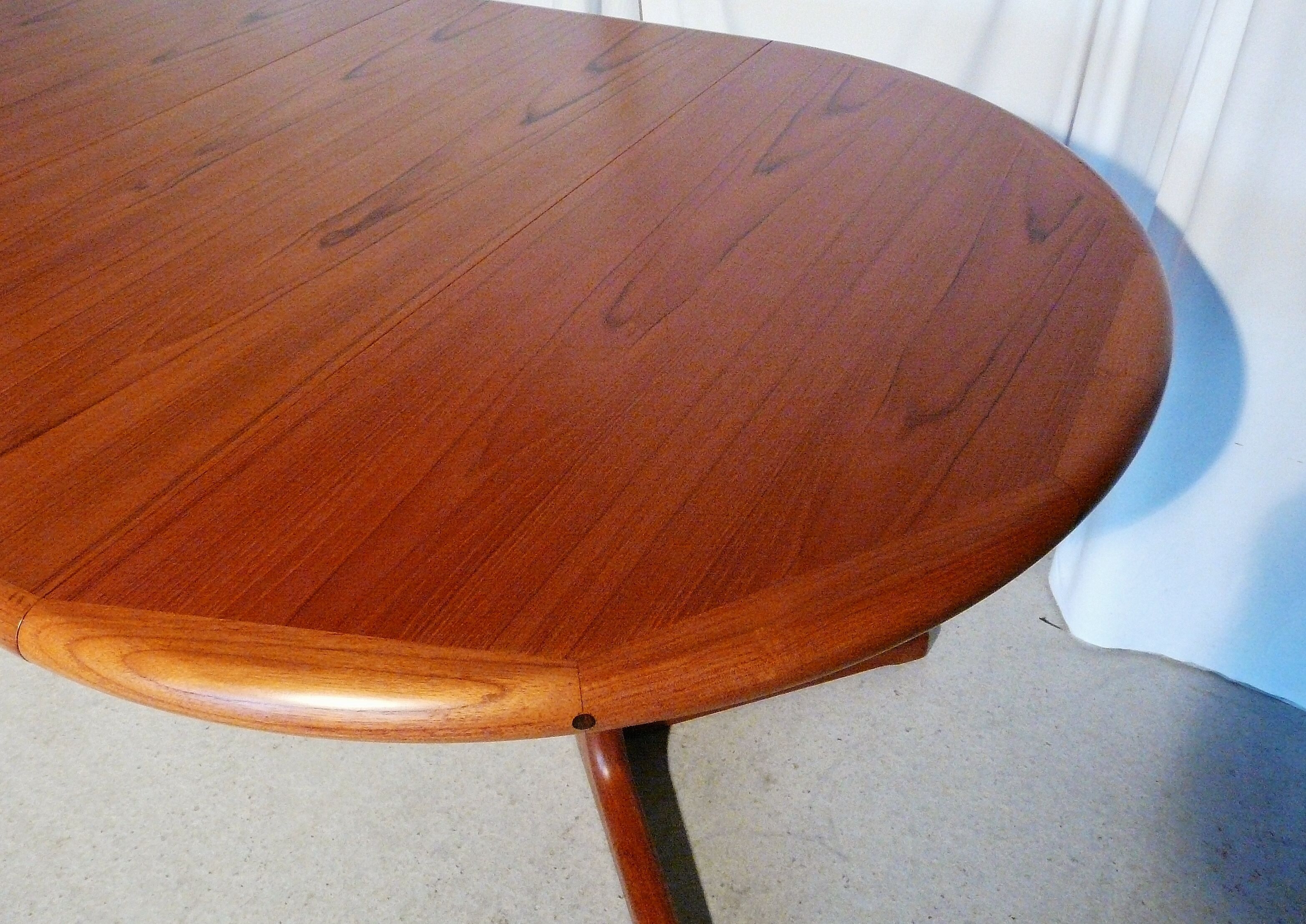 Scandinavian extendable table in teak Laurits M Larsen