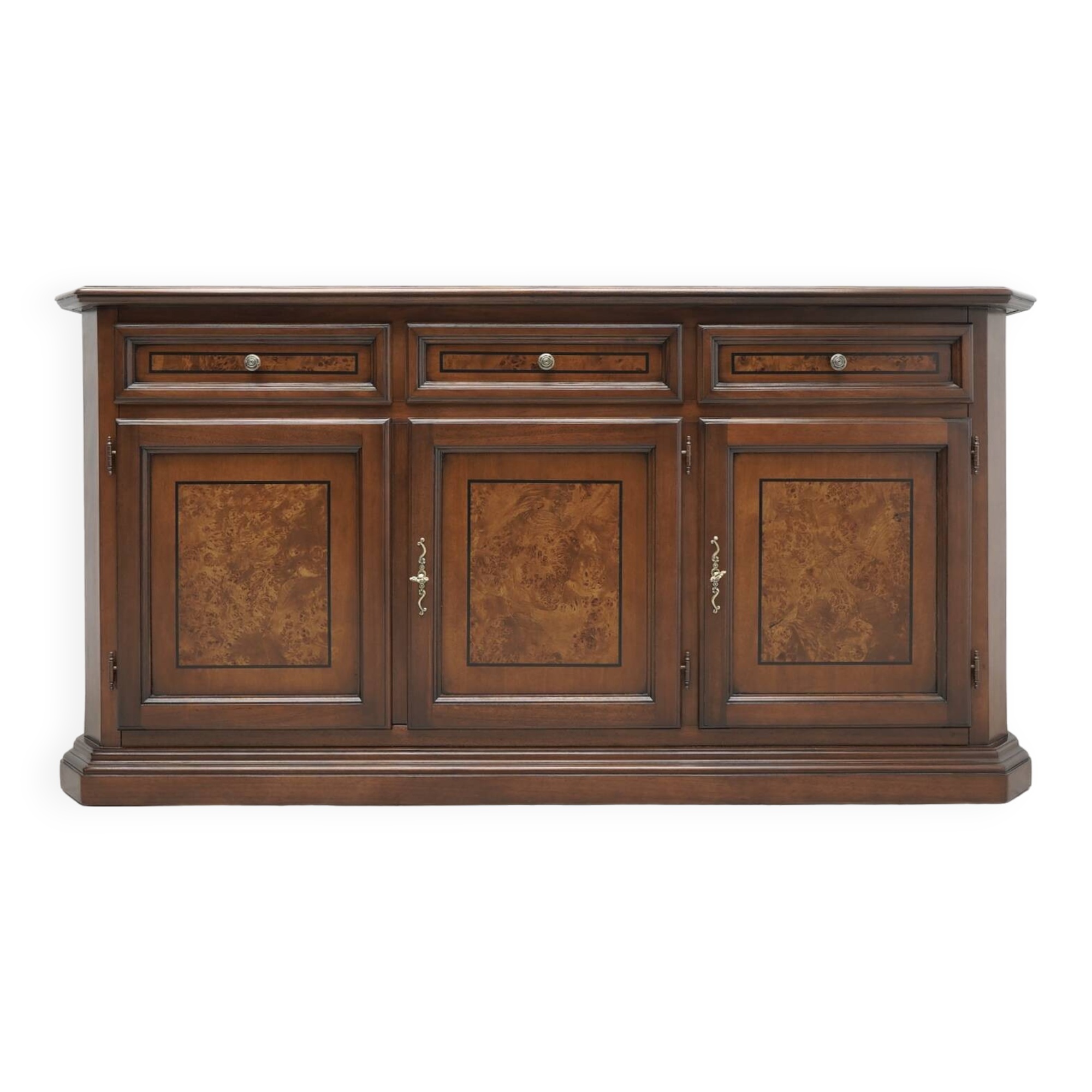 Elegant Italian chest of drawers. After professional renovation.