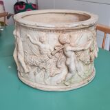 Cache-pot en pierre blanche rond avec une farandole de anges