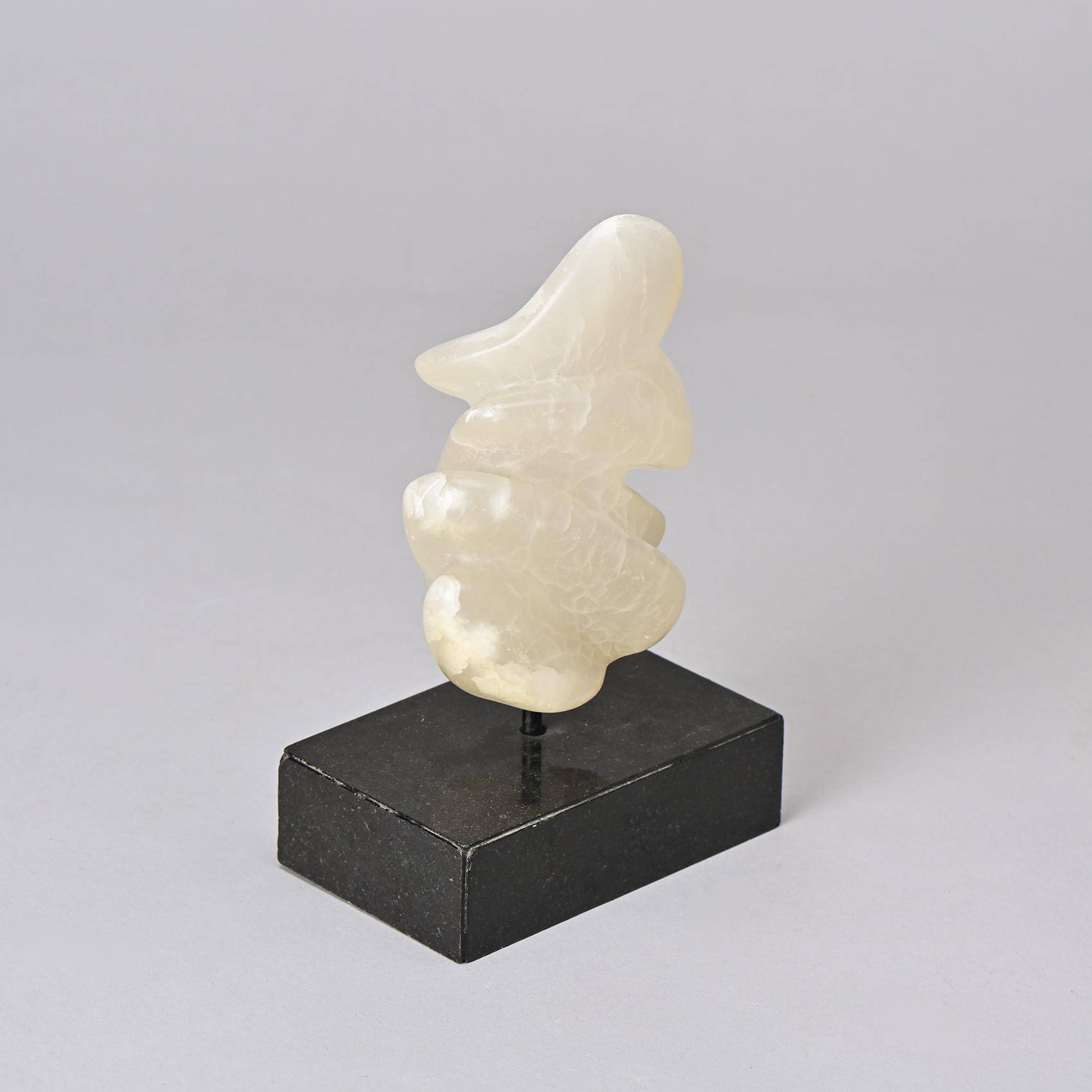 Sculpture en pierre blanche par v.bee, suisse