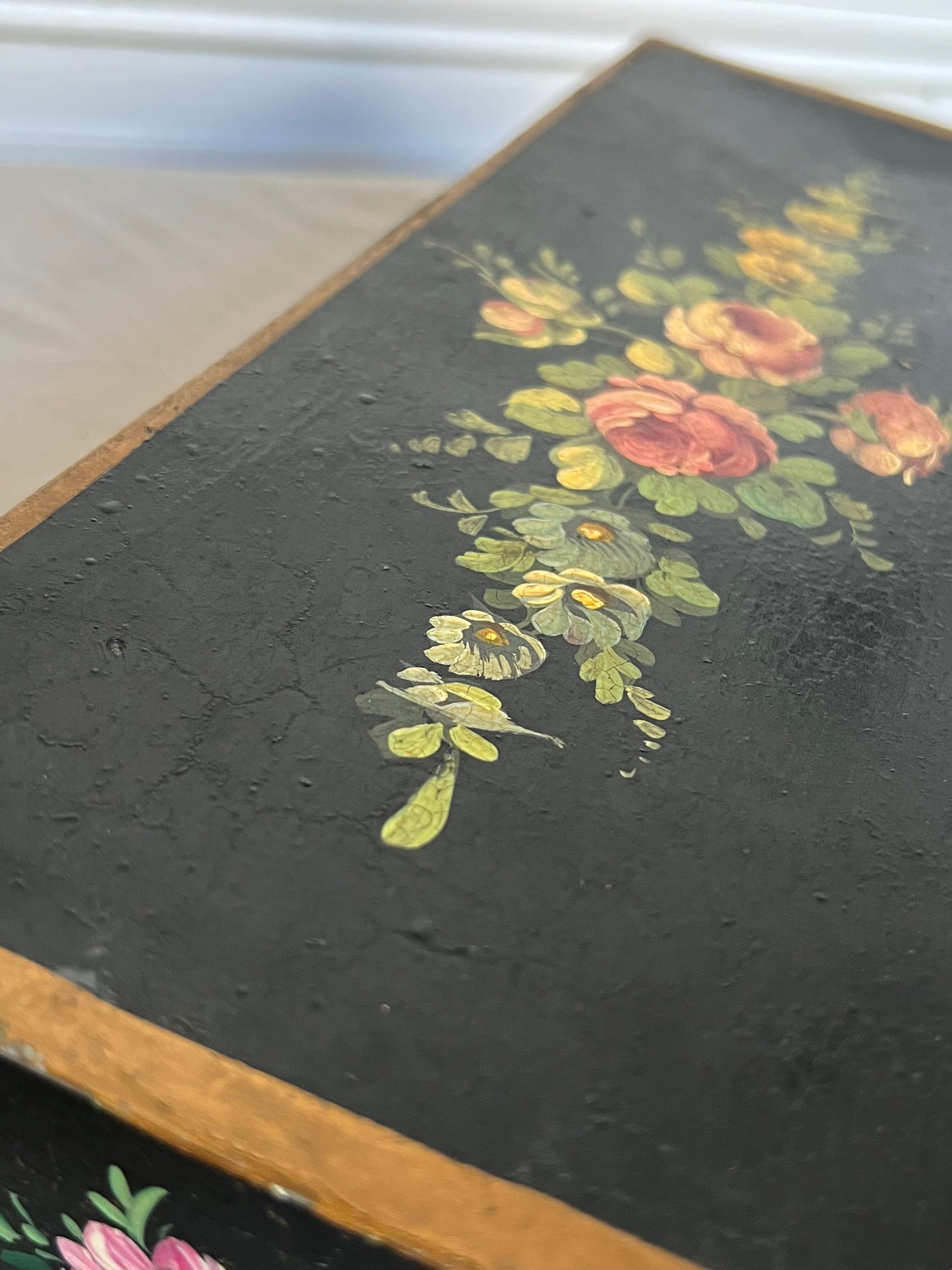 Boite à bijoux noir avec fleurs intérieur tissu gris
