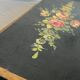 Boite à bijoux noir avec fleurs intérieur tissu gris