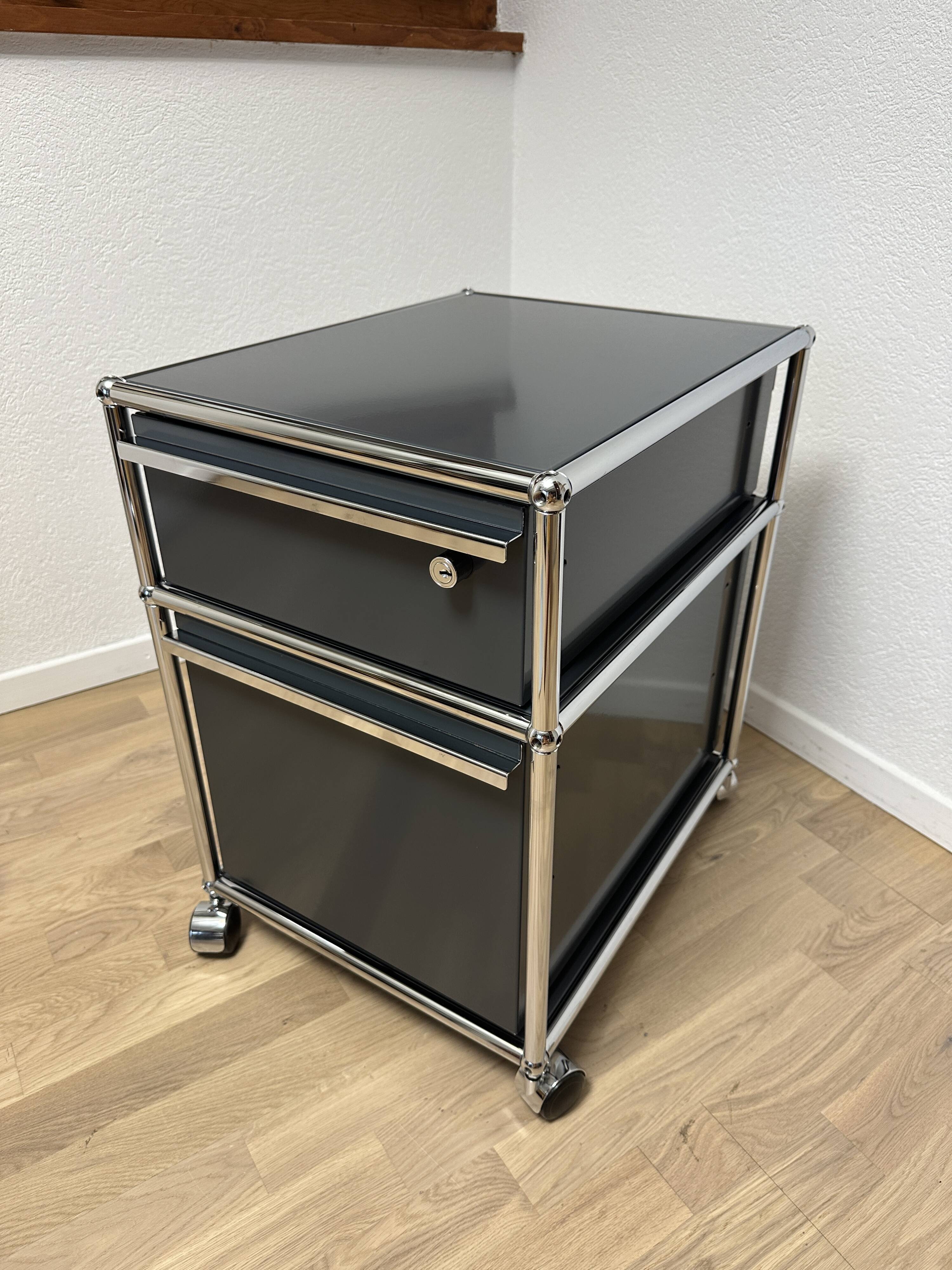 USM Haller wheeled cabinet in Anthracite Grey