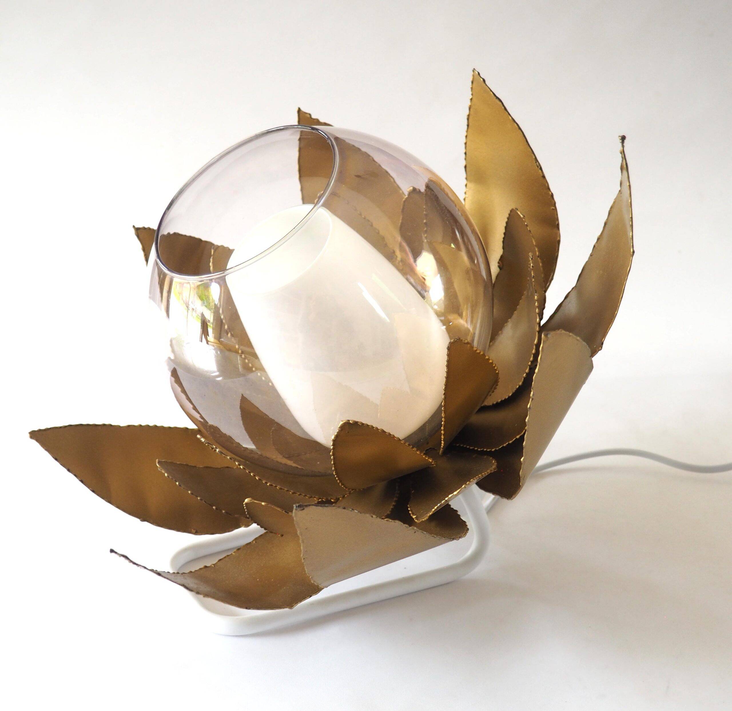 Lampe applique fleur dorée et flute satinée