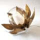 Lampe applique fleur dorée et flute satinée