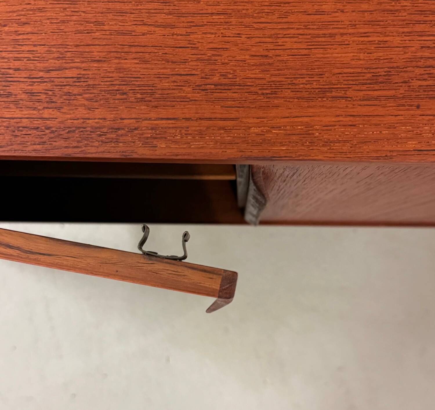 2x Teck Kai Kristiansen à côté des armoires années 1960