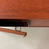 2x Teck Kai Kristiansen à côté des armoires années 1960