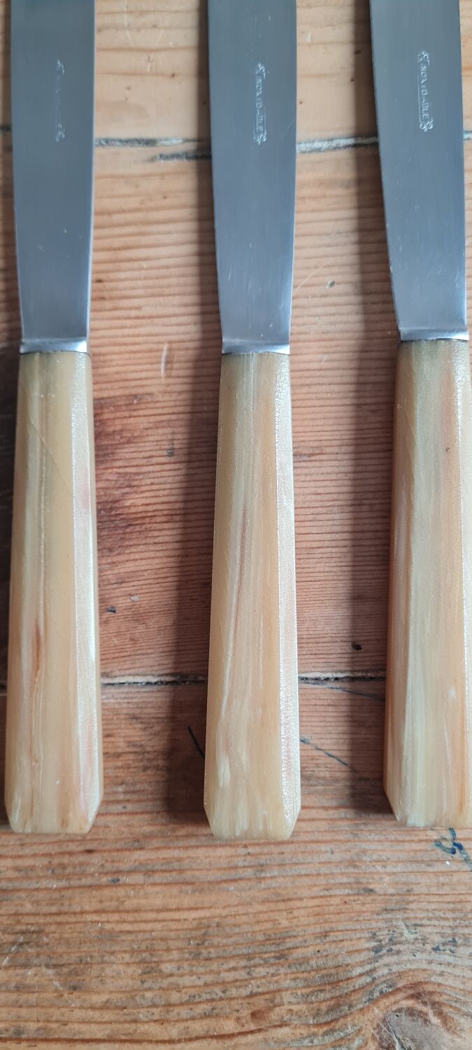 Set of 9 bakelite knives