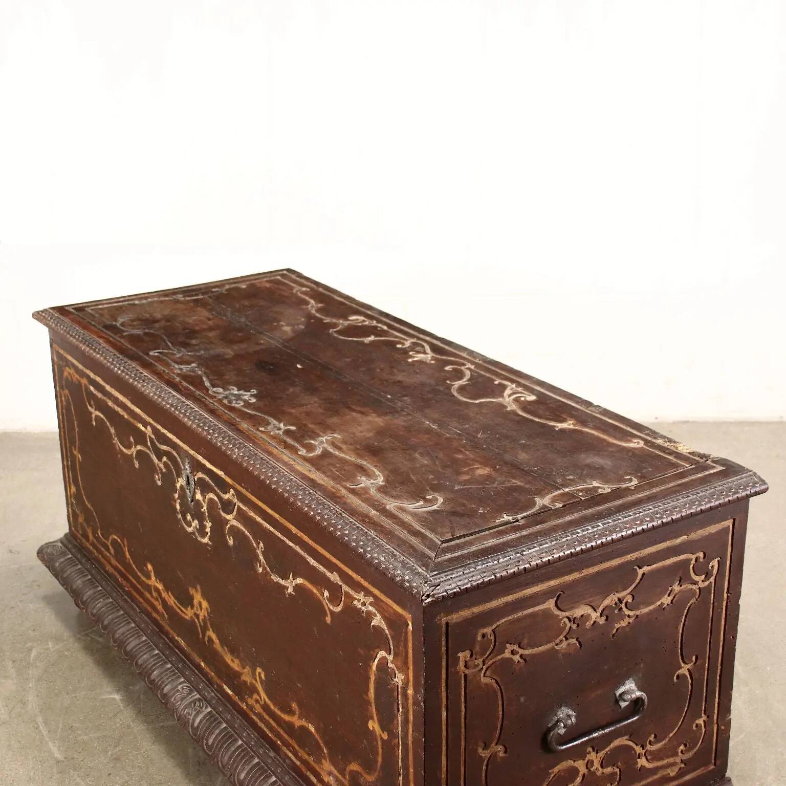 Piedmontese baroque chest in walnut, Italy, 18th century