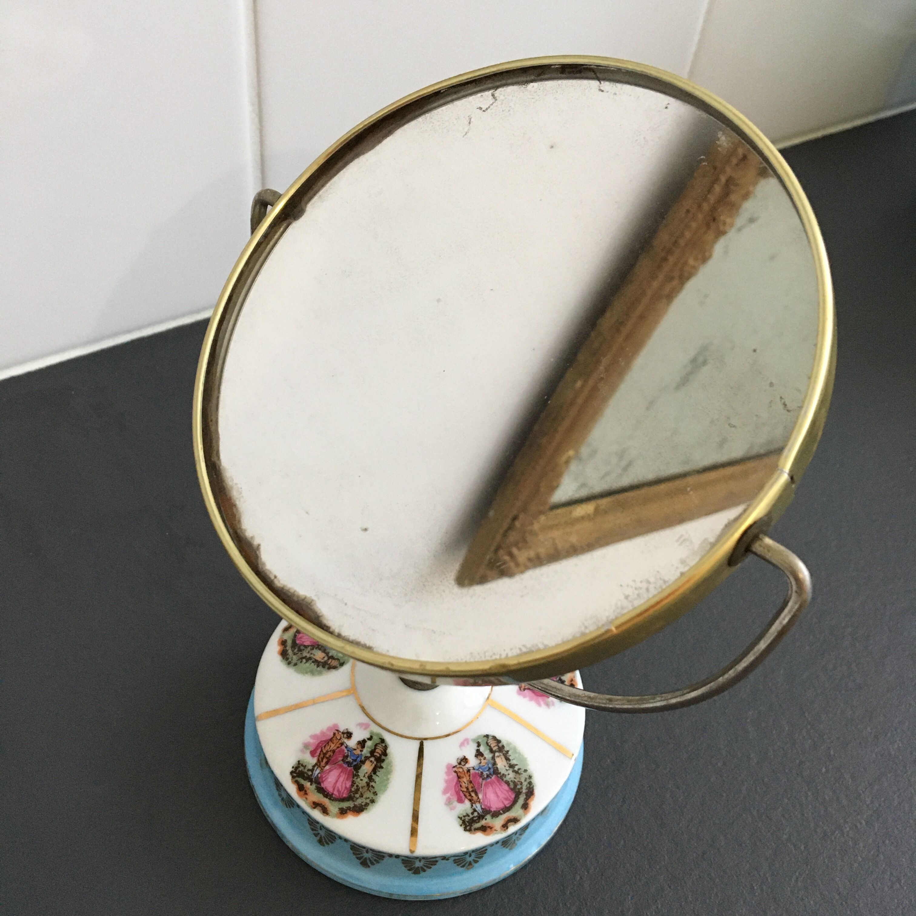 Double round mirror on porcelain foot 15x19cm