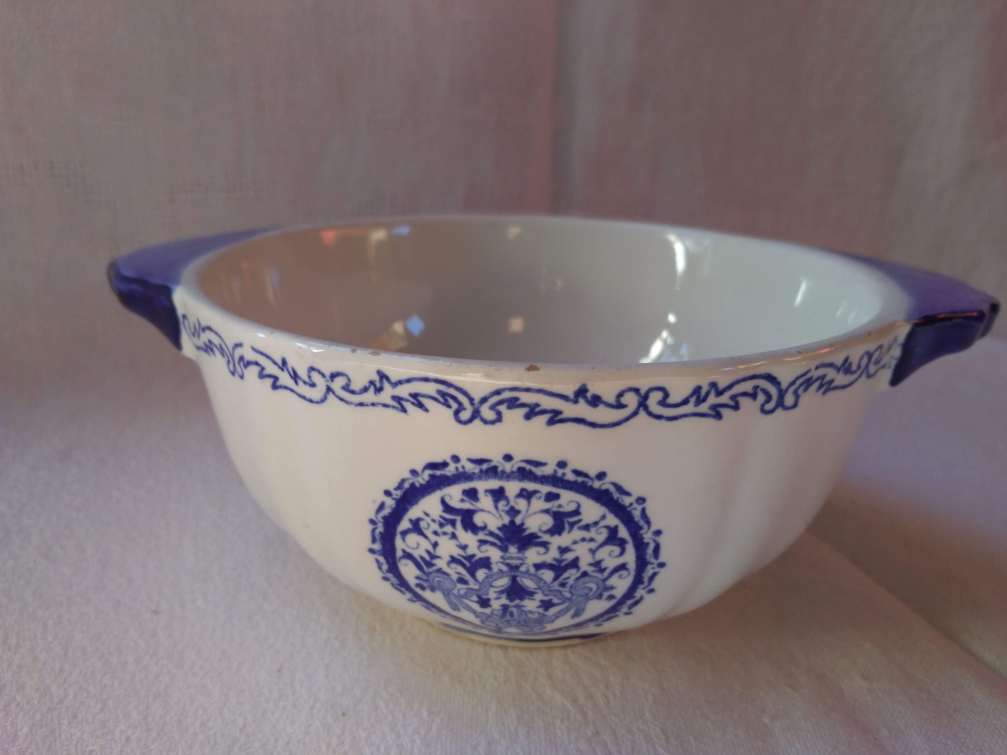 Old Gien eared bowl