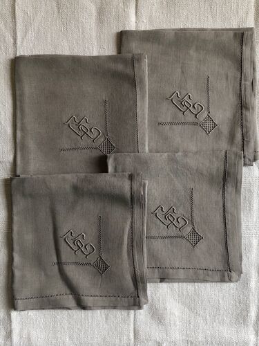 Lot de quatre serviettes anciennes en pur fil de lin brodées et monogrammées teintées en greige