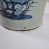 Vase maillet en porcelaine à décor bleu et blanc de phénix sur un rocher.