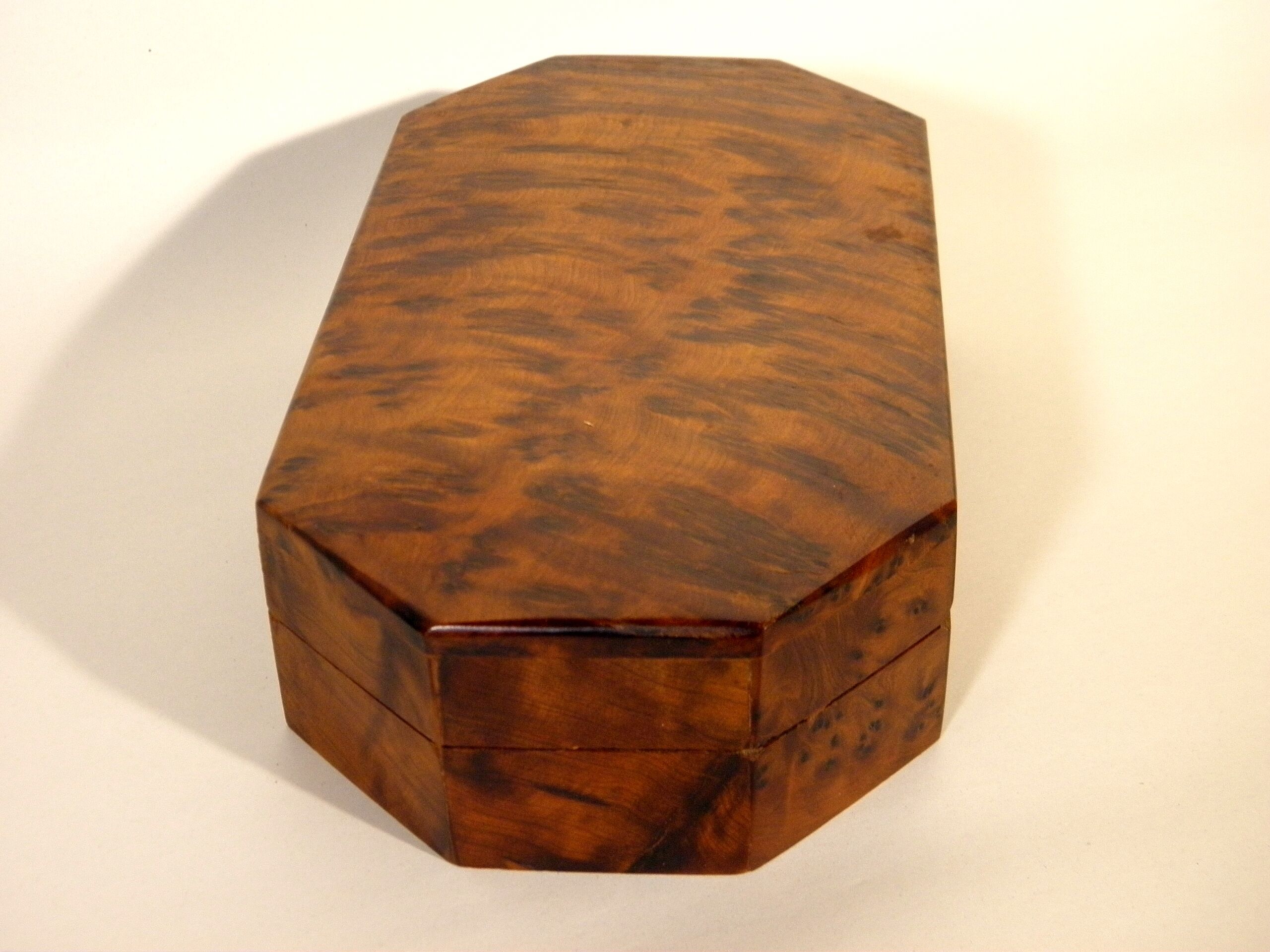 Thuya magnifying glass box