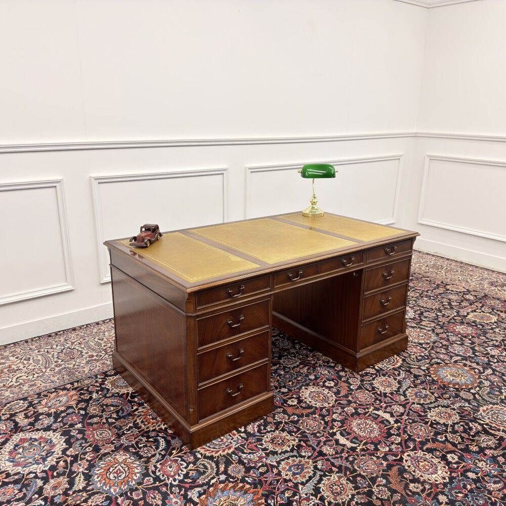Classic English Heldense Desk
