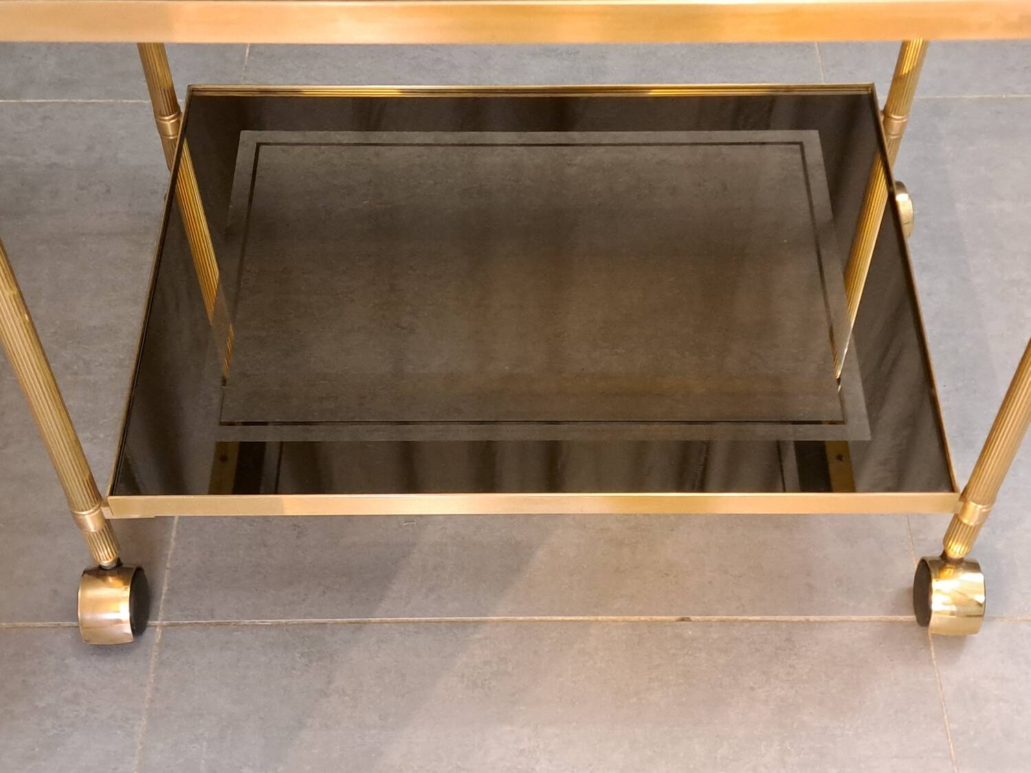 Serving cart in gilded brass and tinted glass