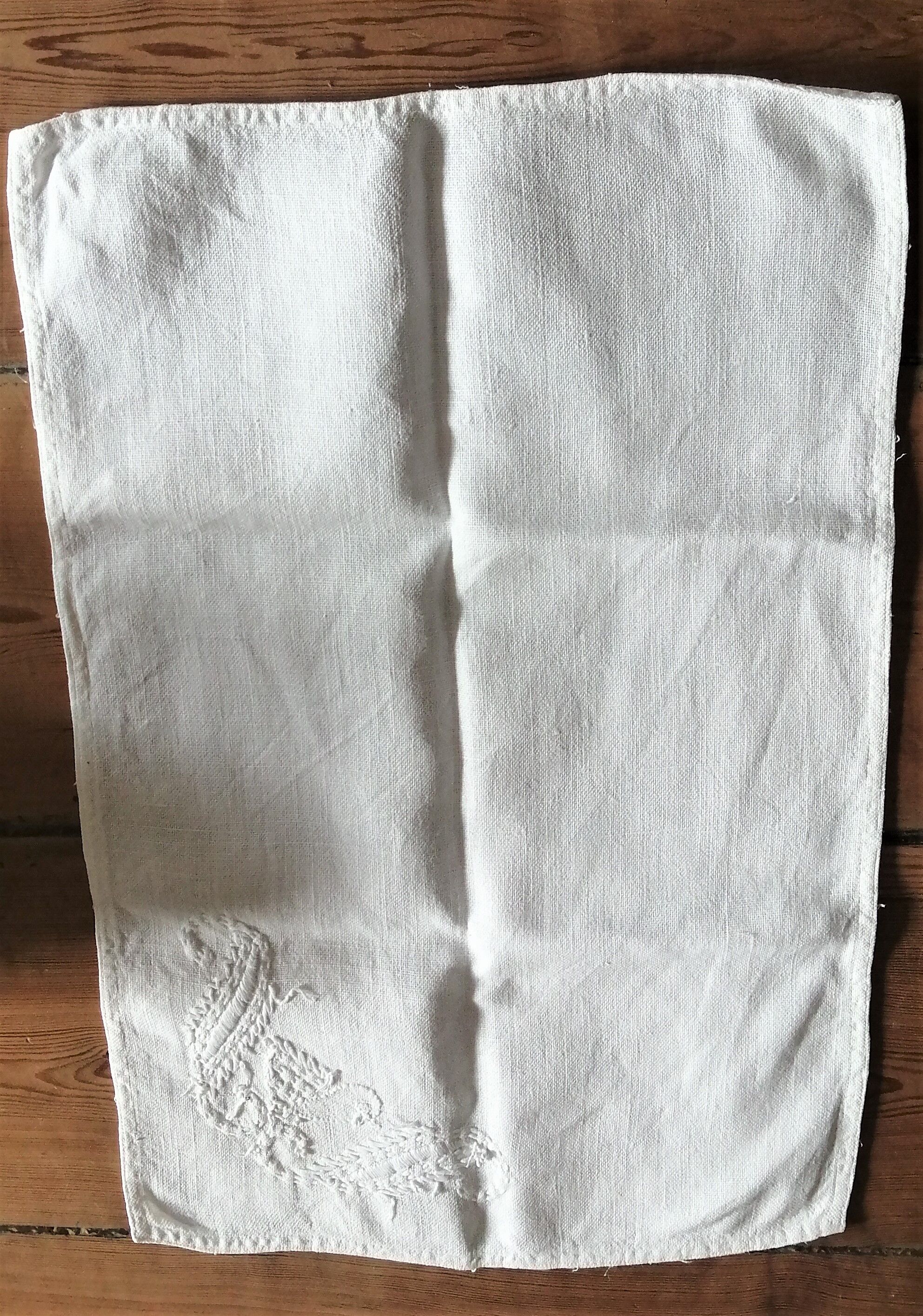 Lot 16 antique napkins embroidered with "bird" motif