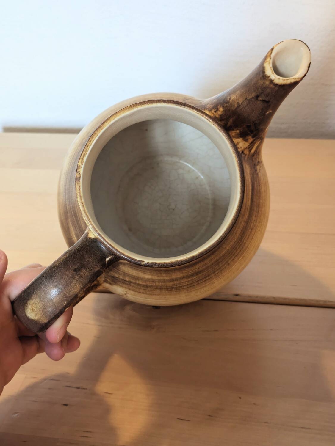 Pichet Longchamp en céramique décorée à la main