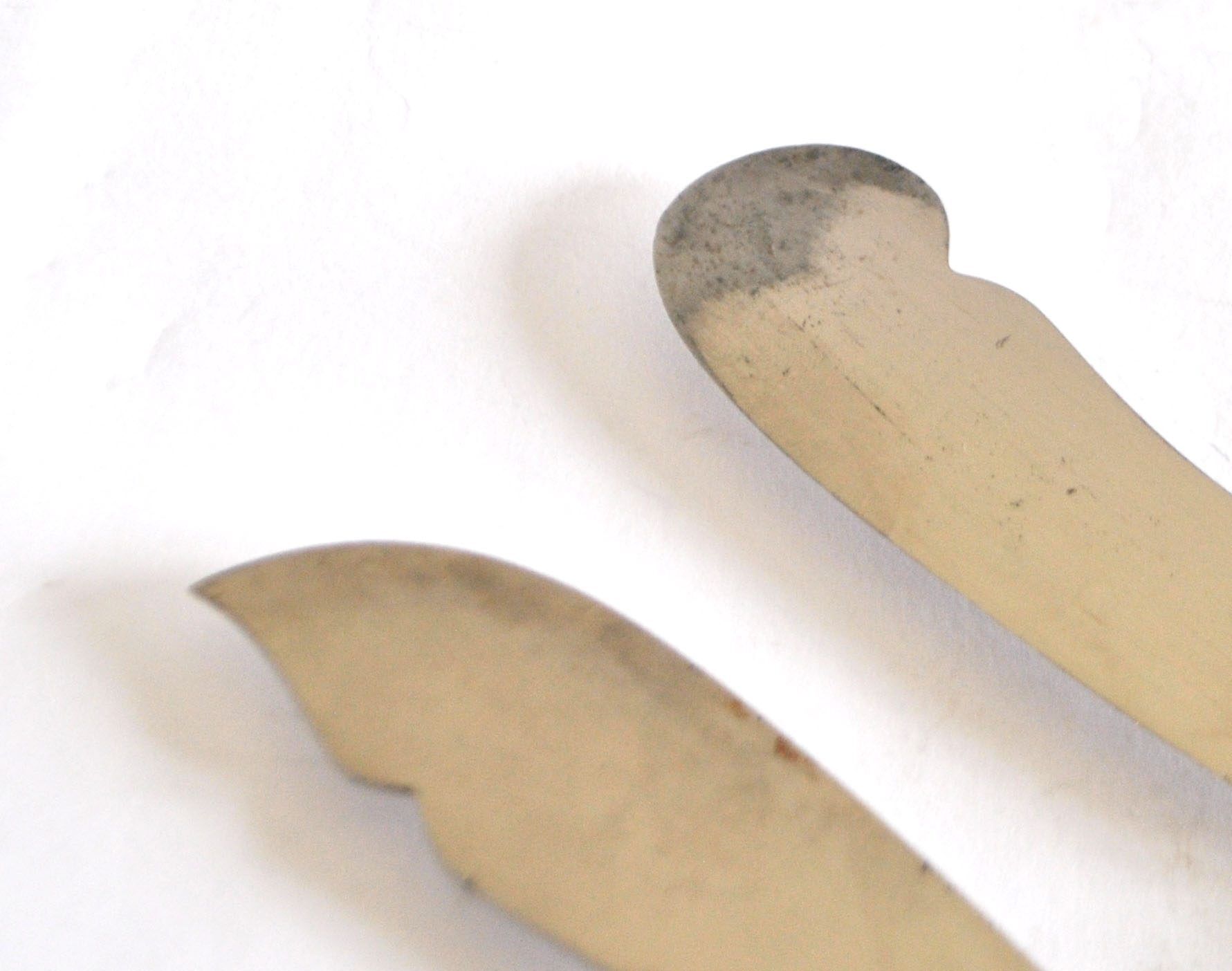 Two antique service knives in silver-plated metal, pearl frieze gowe alpacca.