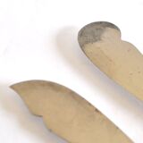 Two antique service knives in silver-plated metal, pearl frieze gowe alpacca.