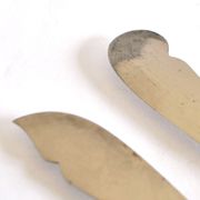 Two antique service knives in silver-plated metal, pearl frieze gowe alpacca.