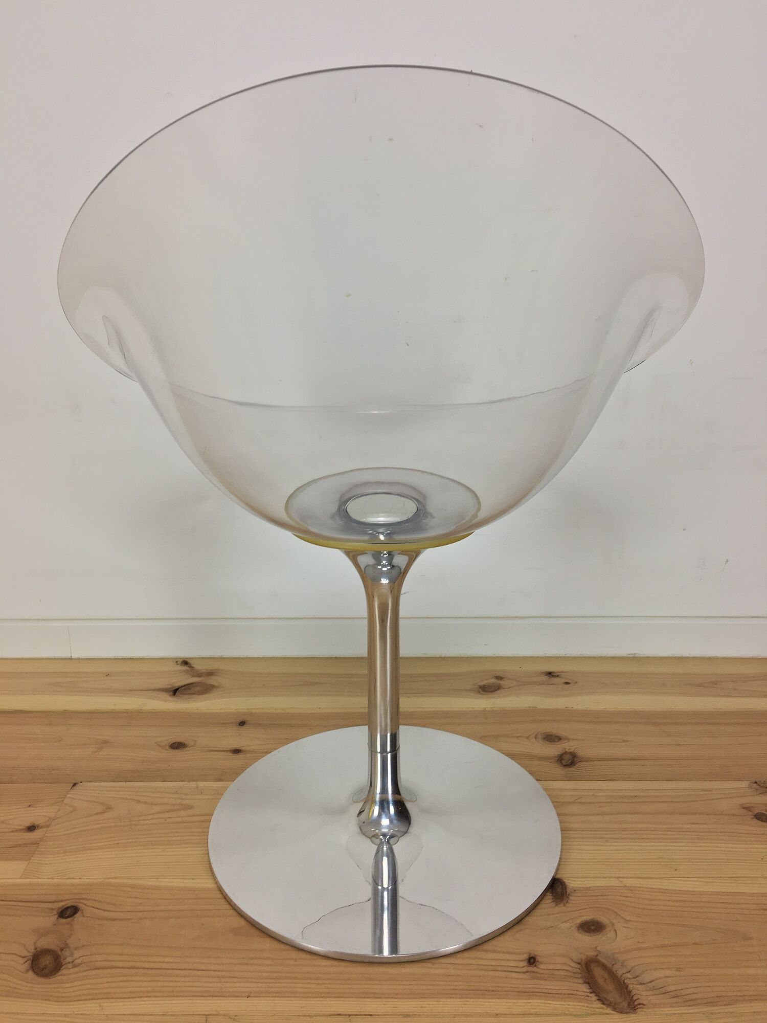Eros foot armchair tulip Plexiglas and aluminum, by Philippe Starck