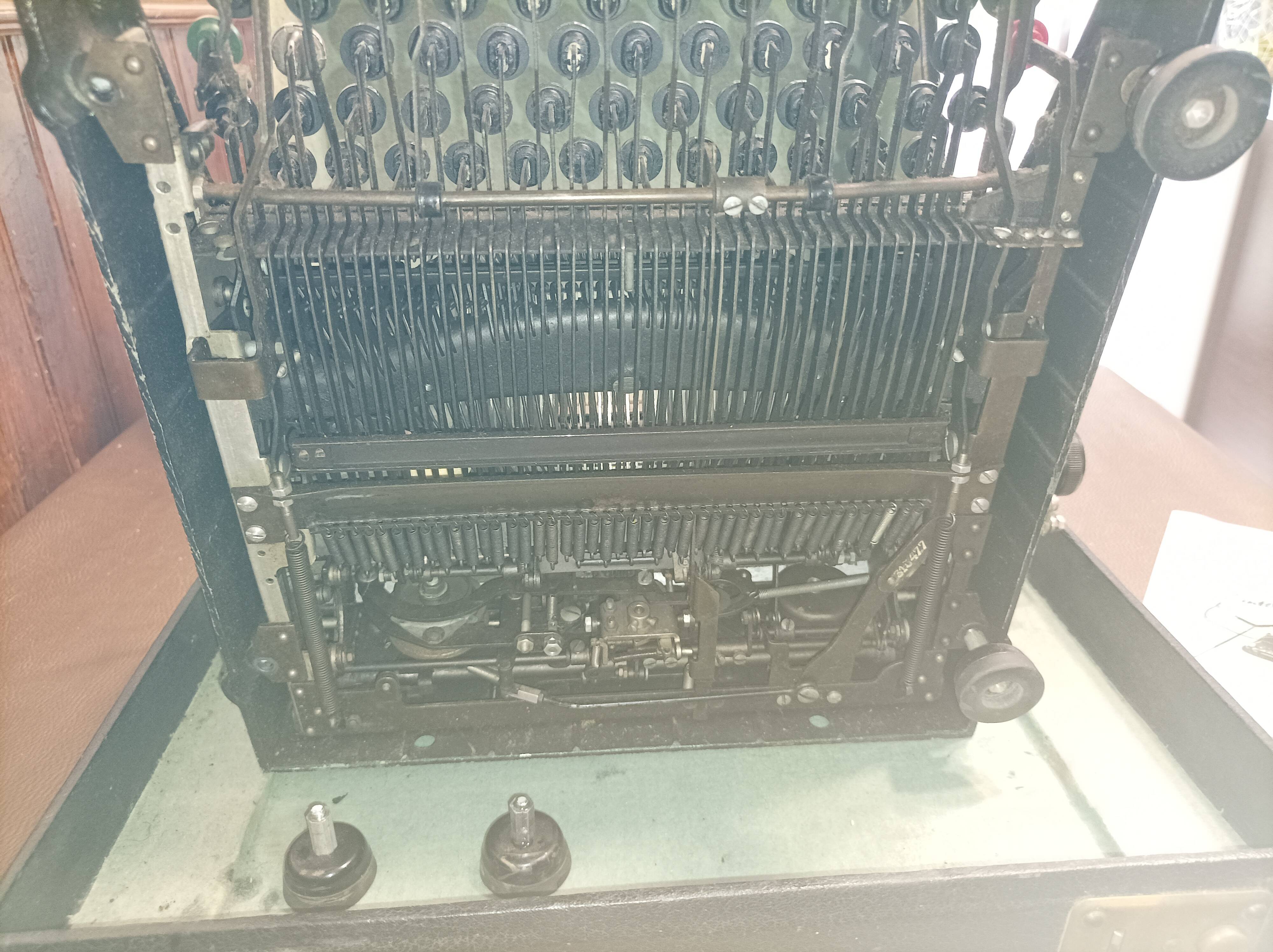 Old Rocher Rooy Functional Typewriter 1940s