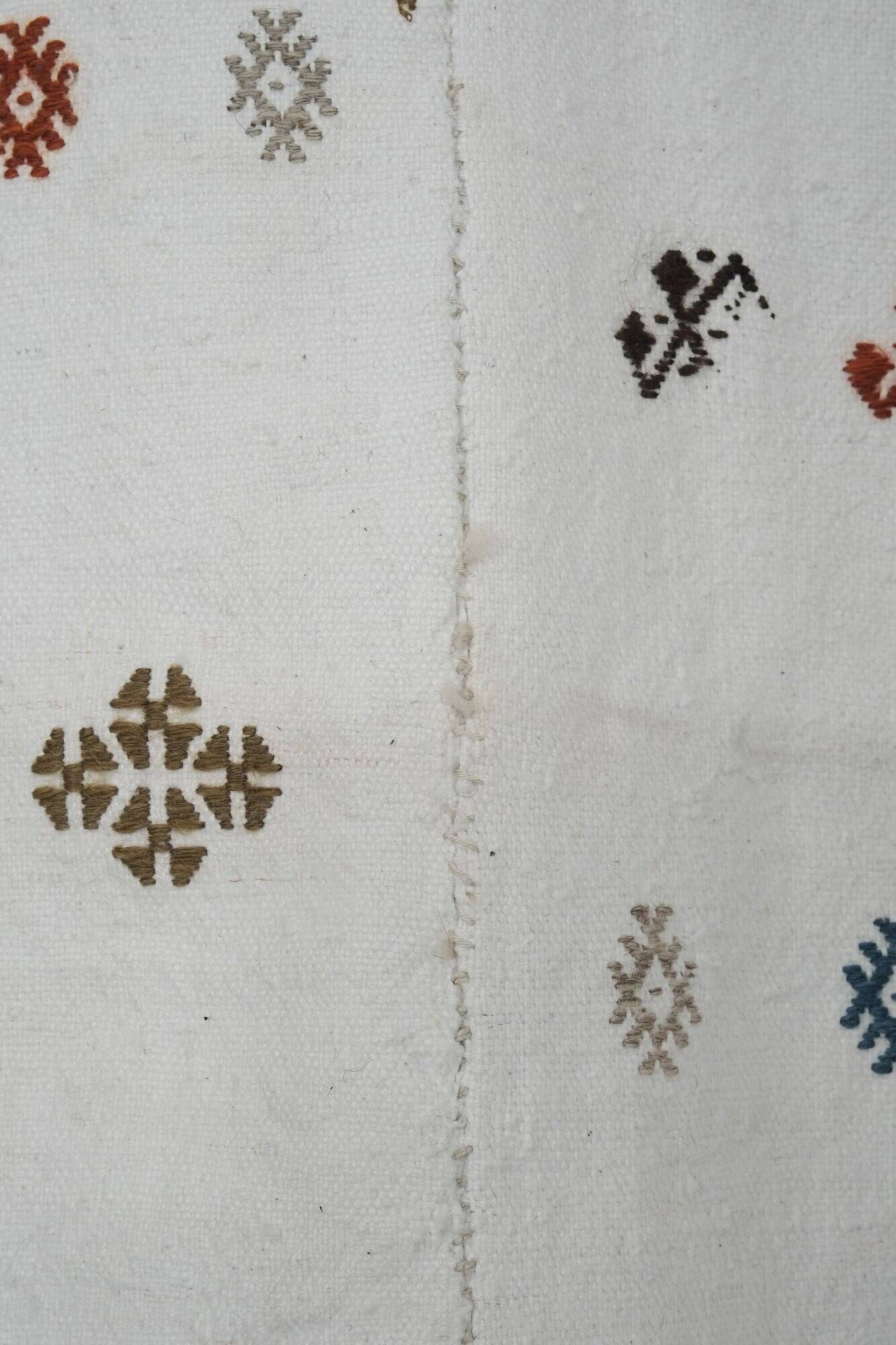 Textile brodé main vintage