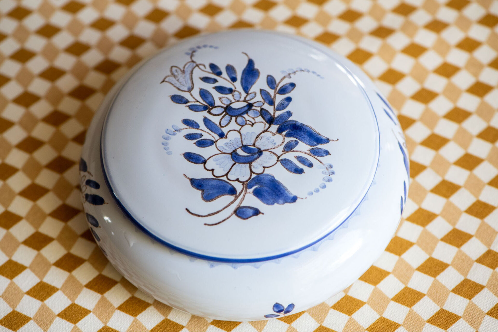 Nevers faience bonbonnière - Atelier C. Girande