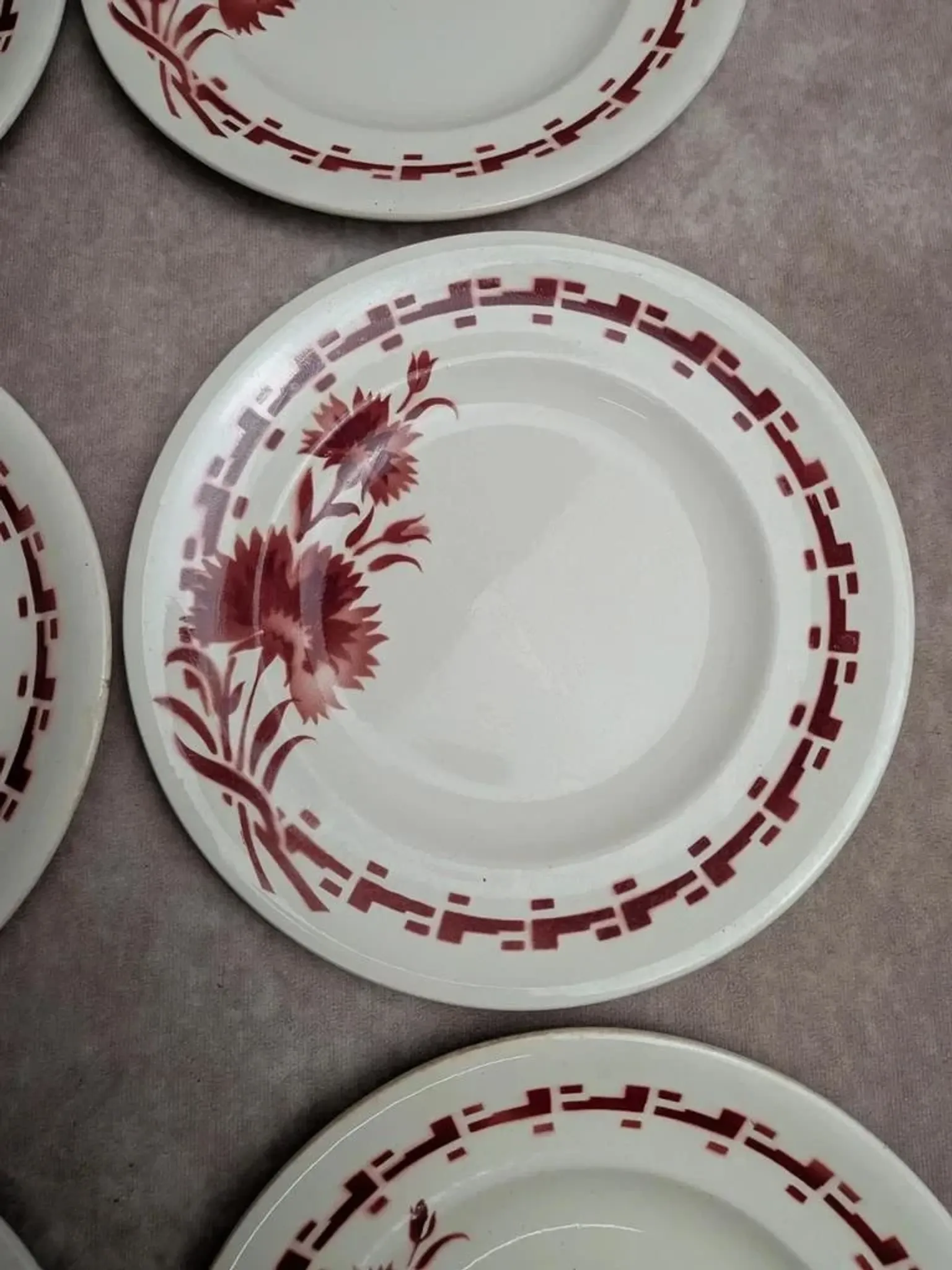 Set of 6 flat plates in ironstone Longwy – Viennese model – Red flowers