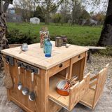 Central island / Saucepan storage unit