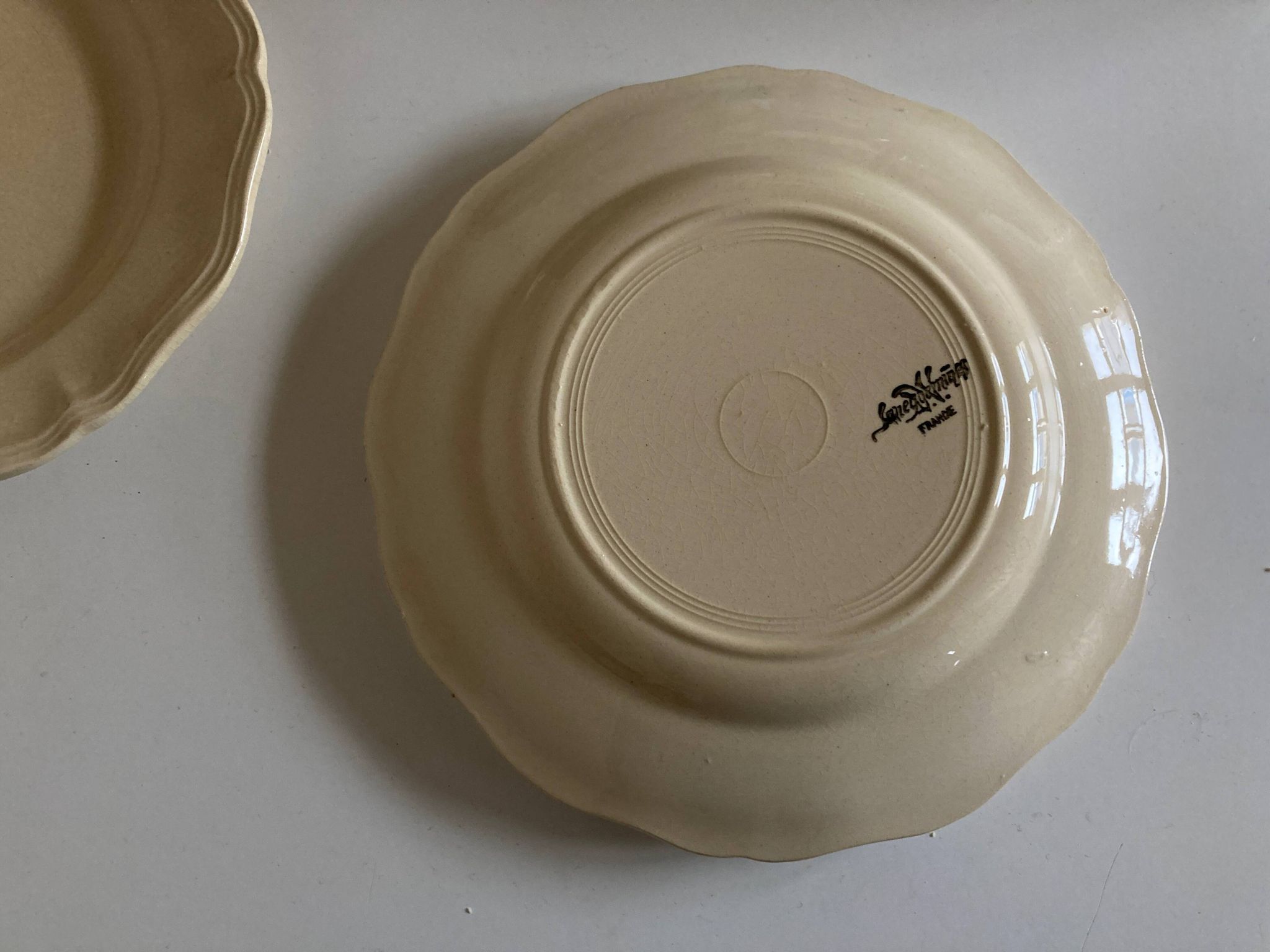 Set of 4 ivory Sarreguemines plates with gadroons