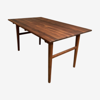 Dining table with Danish design in solid wood