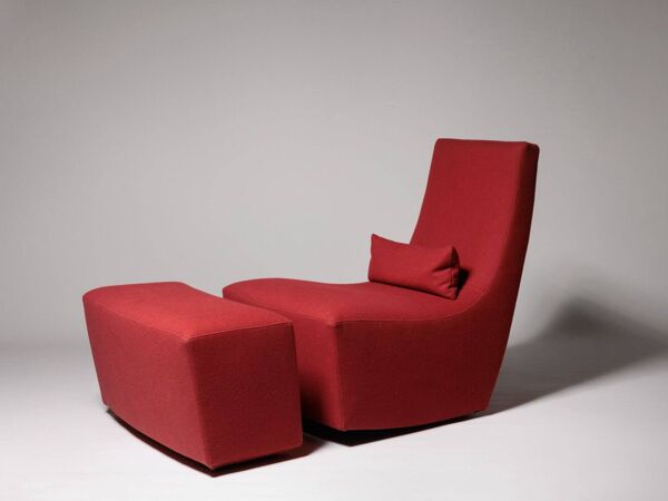 Fauteuil à bascule et repose-pieds en laine rouge par Ligne Roset, France