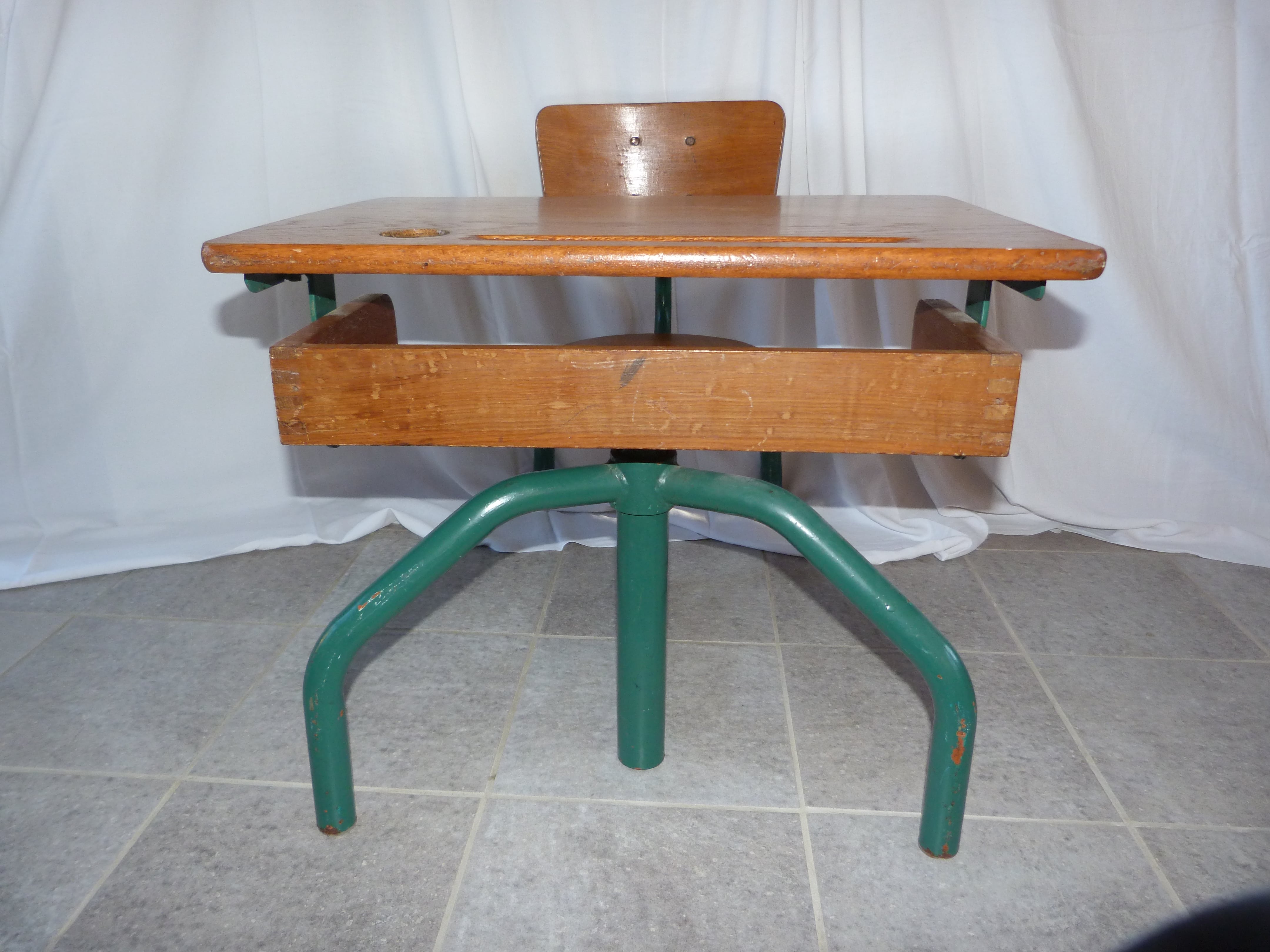 Evolutionary 50's school desk